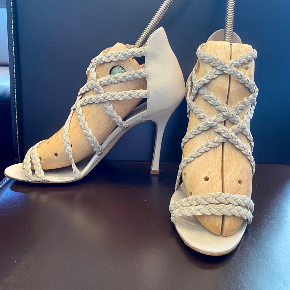 Manolo Blahnik size 37.5 off white/griege strappy heeled sandal